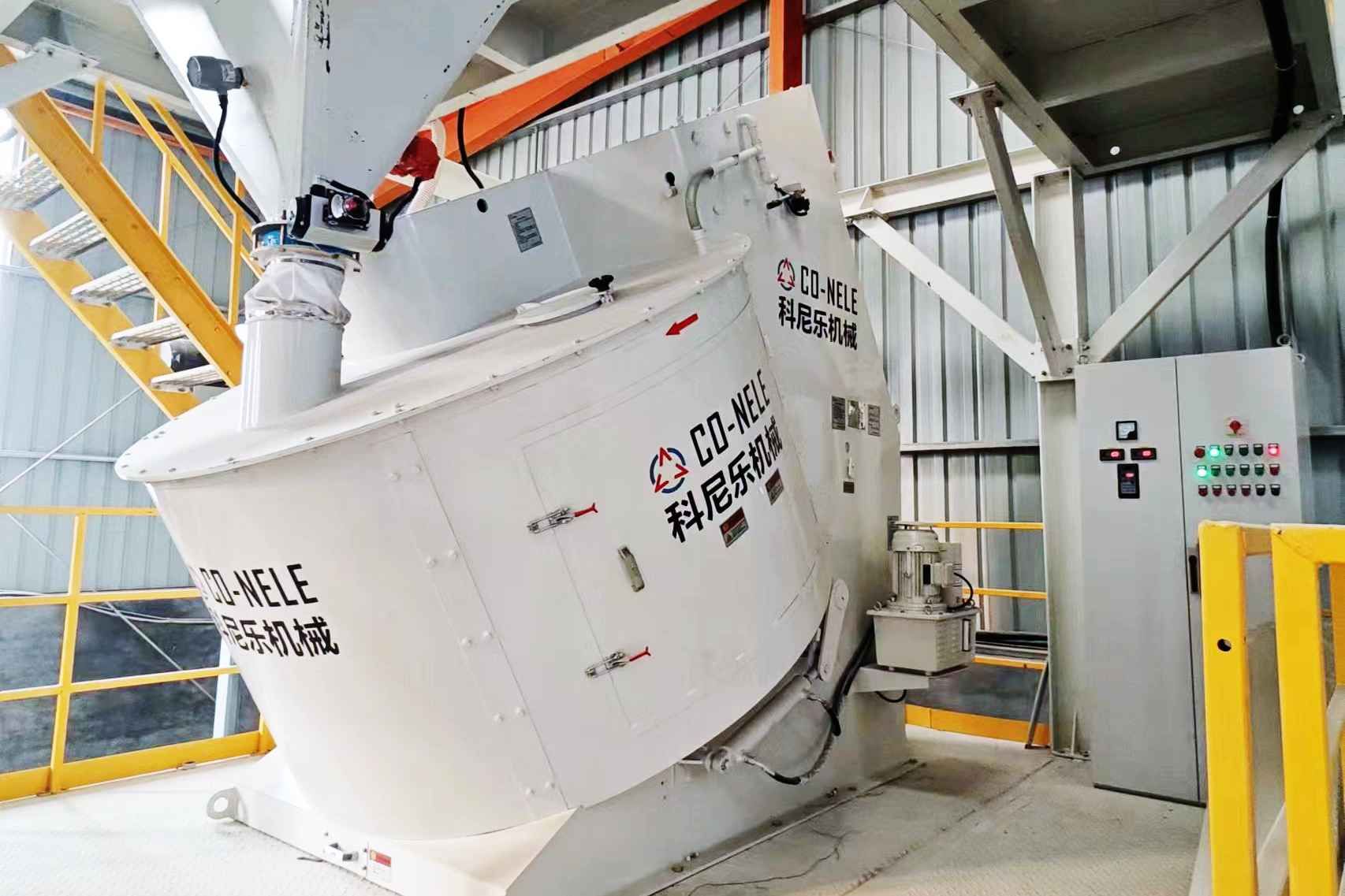 強(qiáng)力混合機(jī)造粒機(jī)工作場景